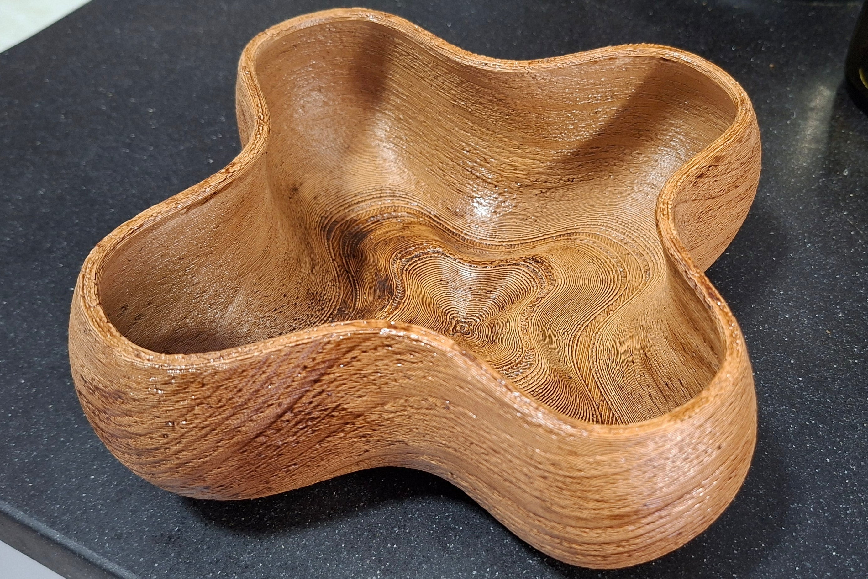 קערה גלית מודפסת בתלת־ממד עם 40% שבבי עץ, מצופה לכה