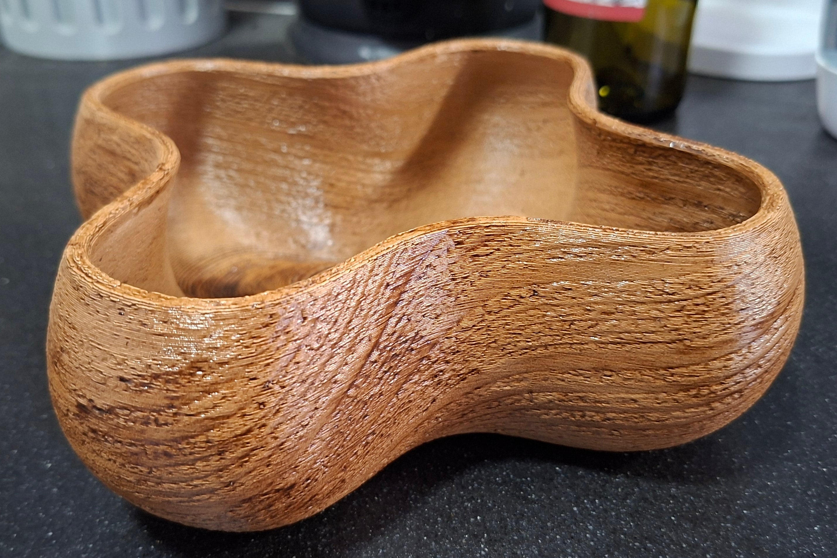 קערה גלית מודפסת בתלת־ממד עם 40% שבבי עץ, מצופה לכה