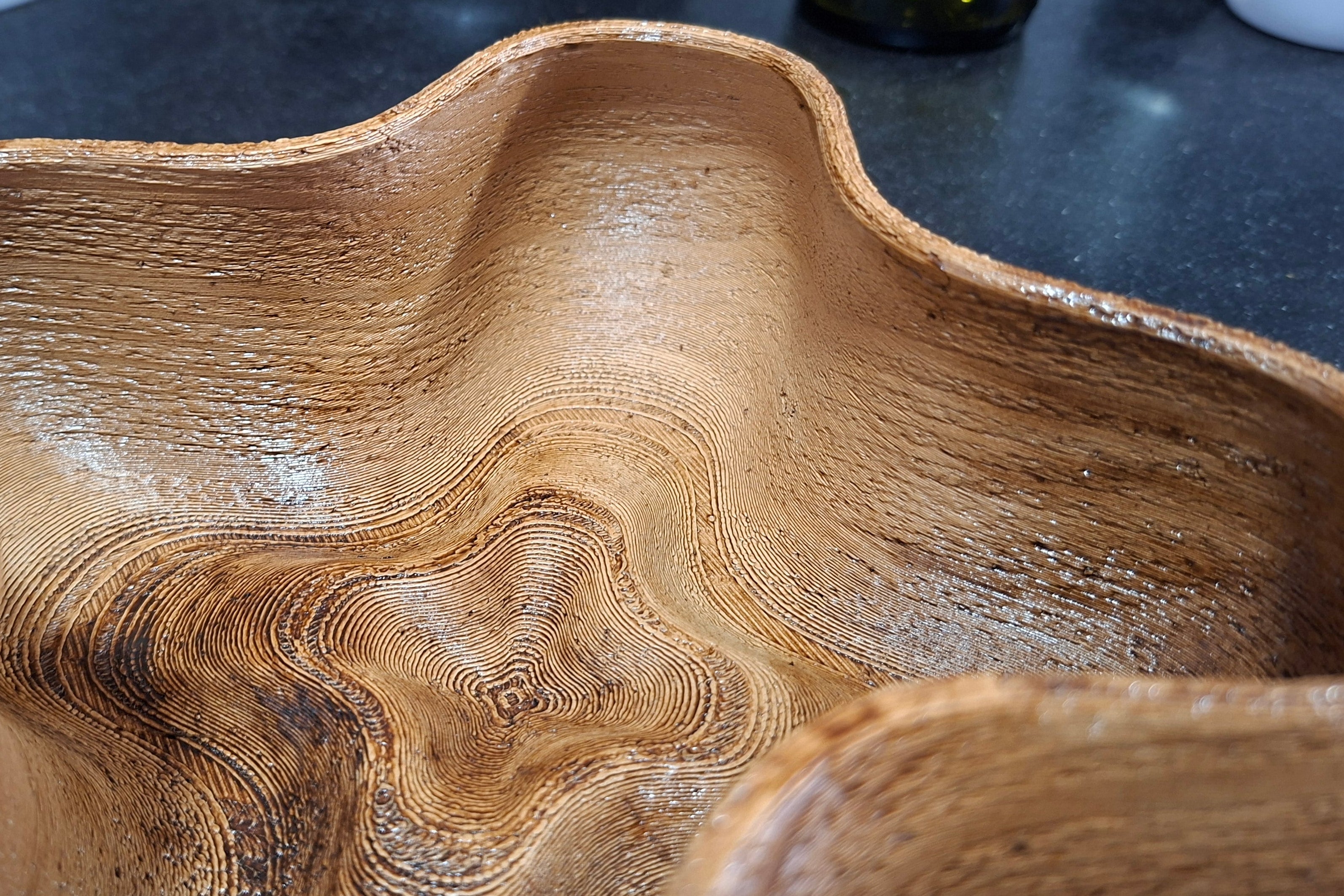 קערה גלית מודפסת בתלת־ממד עם 40% שבבי עץ, מצופה לכה