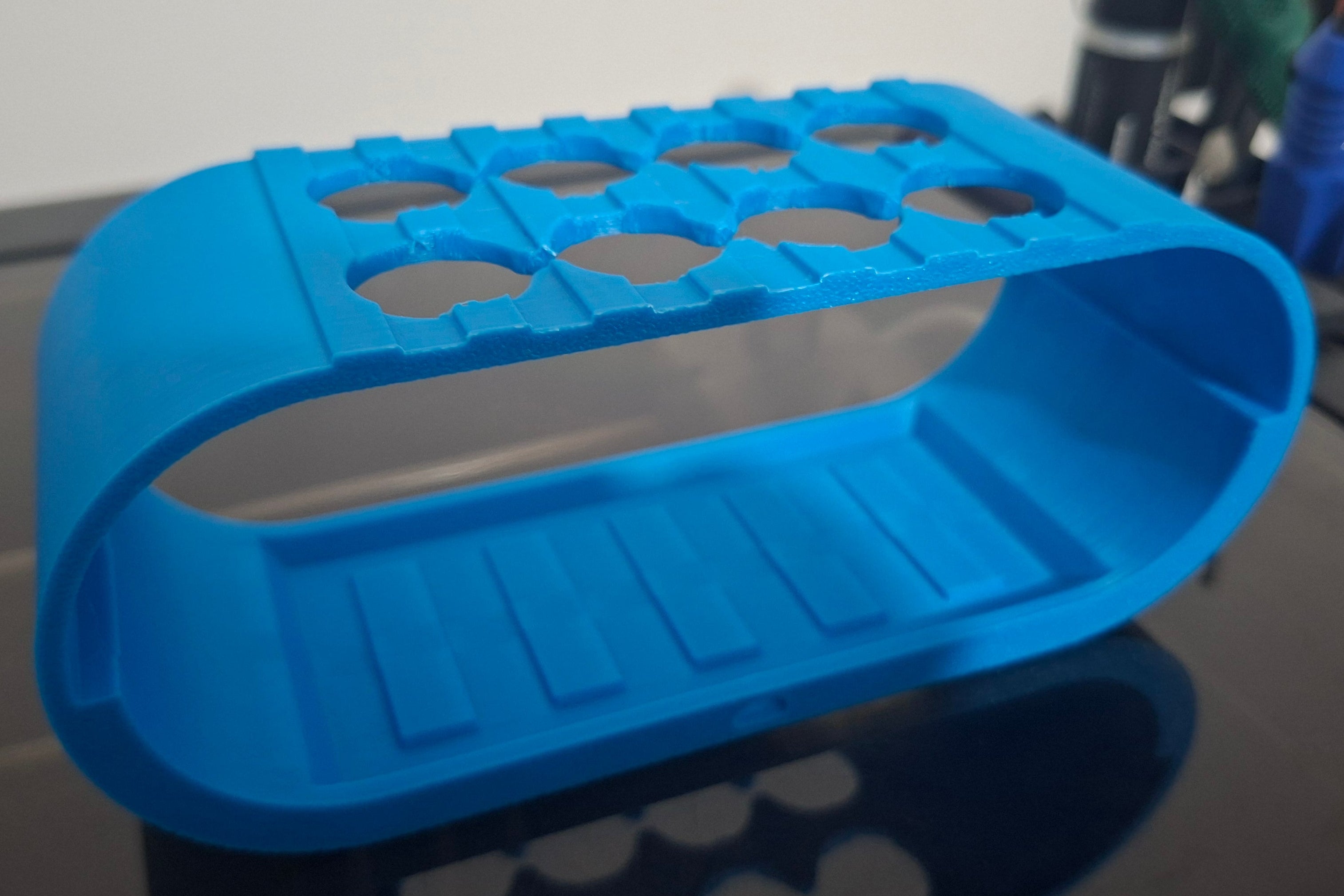 מחזיק מברשות שיניים מודפס בתלת־ממד לכיור האמבטיה