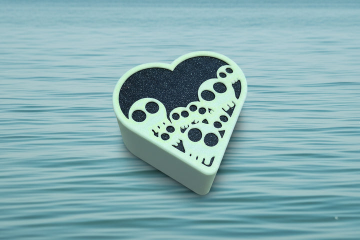 קופסא בצורת לב עם גולגלות