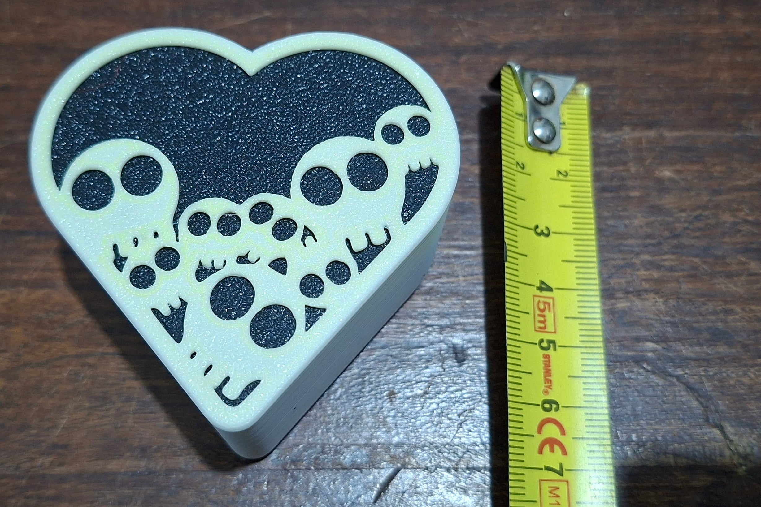 קופסא בצורת לב עם גולגלות