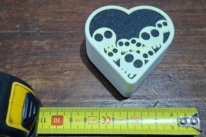 קופסא בצורת לב עם גולגלות