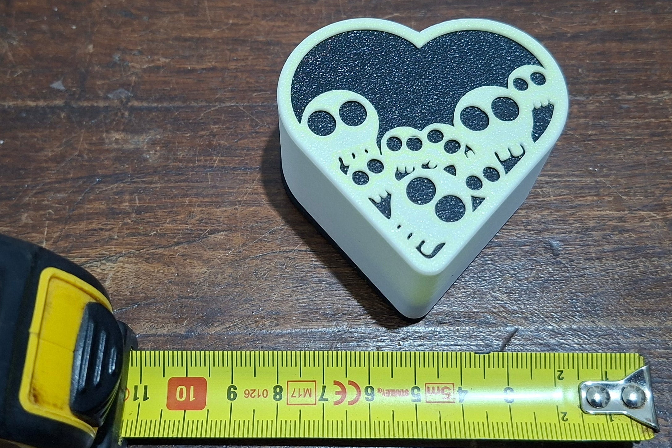 קופסא בצורת לב עם גולגלות