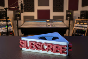 דגל מקרופון עם כיתוב Subscribe