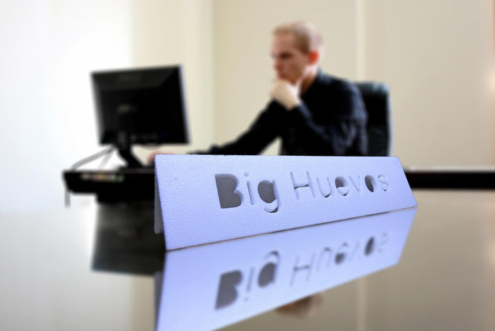 Big Huevos – שלט שולחן למשרד